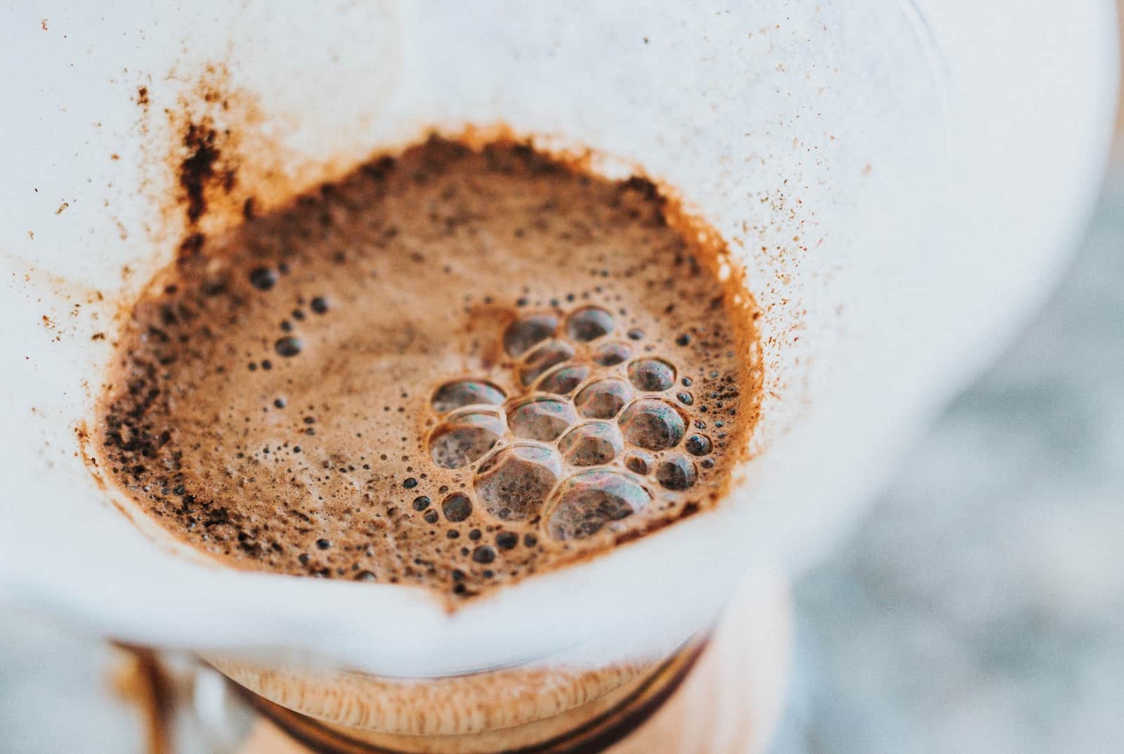 bloom coffee grounds in chemex coffee maker