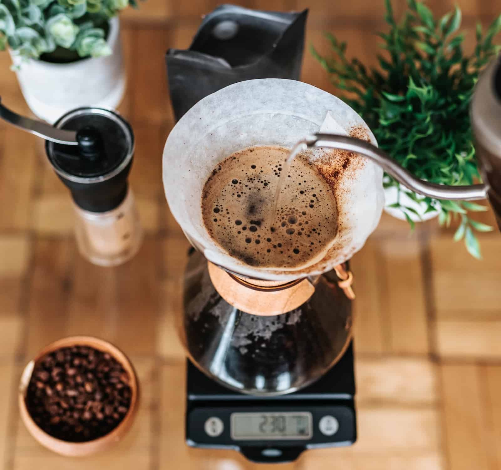 pouring water into chemex