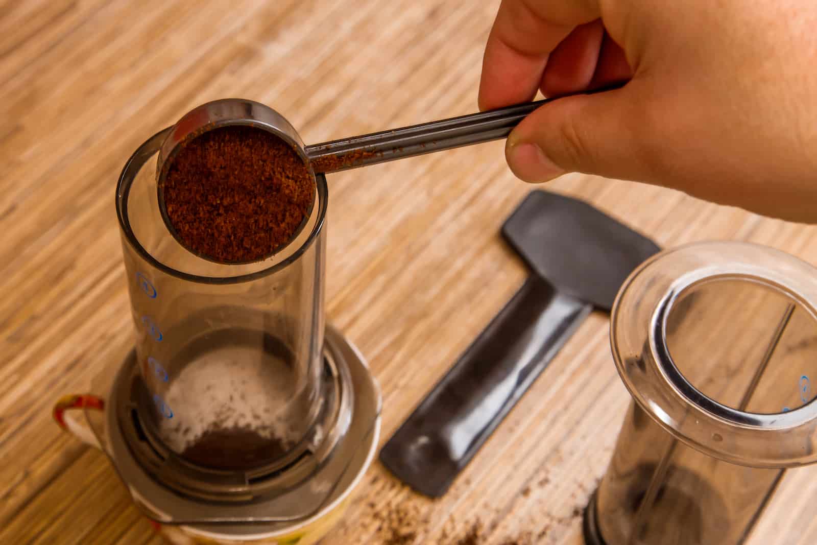 putting-coffee-in-an-aeropress